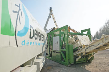 Photo d'une machine Devarem sur un chantier pour le traitement des déchets